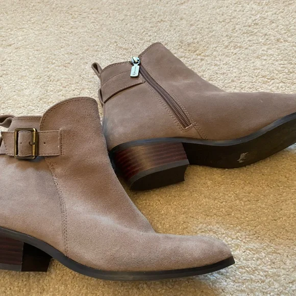 Blondo waterproof Saddie ankle Booties
Size 9 - Picture 2 of 4